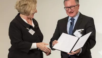 dt_fundraisingpreis_baumgartner-sabine_foto_till_eitel_yel2287.jpg (DE)