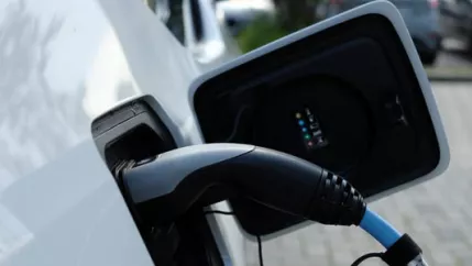 e-auto-ladestation_teasercut_foto-sven-flessing (DE)
