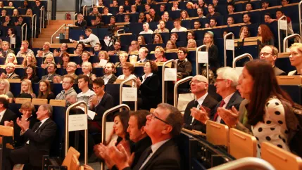 feierliche_eroeffnung_des_akademischen_jahres_2015_audimax_gaeste_20150928_foto_e._tritschler_img_7684_teasercut.jpg (DE)