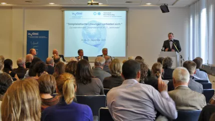 ehrenv_prof._uwe_holtz_1700_9068.jpg (DE)