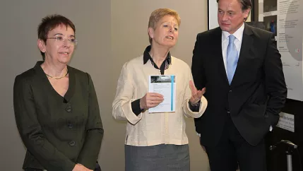 ministerin-im-labor_700_10038.jpg (DE)