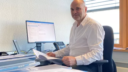 floran-habel-schreibtisch-foto-dominik-pieper.jpg (DE)