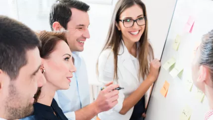 studierende vor whiteboard fotolia_104849314_xxl-fb-sv.jpg (DE)