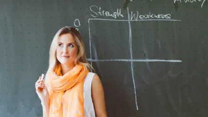 gesichter_unternehmenstag_studentin_tafel_teasercutimg_3326.jpg (DE)