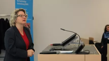 globalepartnerschaft_izne_eroeffng_min_svenja_schulze_2015-12-09_foto_eva_tritschler_9109_cut.jpg (DE)