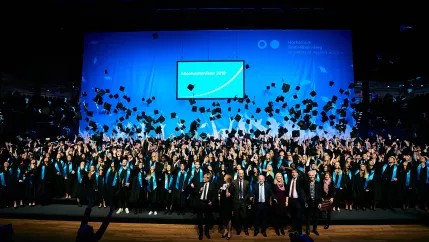 h-brs-absolventenfeier_2018cnathan-dreessen.de-255_0.jpg (DE)