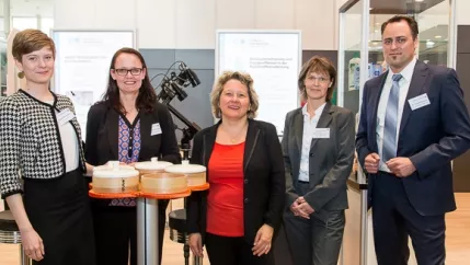 hannover_messe_ministerin_schulze_tree_h-brs_gruppe_1_201604_foto_mwif.jpg (DE)