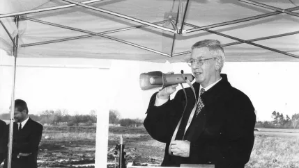 hubert_severin_gruendungsrektor_sta_spatenstich_1998_foto_cynthia_ruehmekorf.jpg (DE)