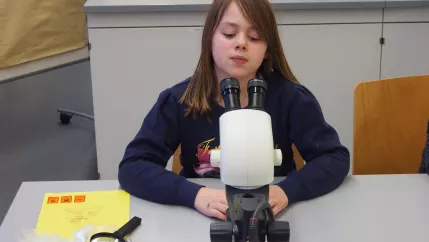 kinderuni_rheinbach_mikroskop_20160211_foto_m._flacke_p2110254.jpg (DE)