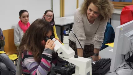 kinderuni_rheinbach_mikroskop_20160211_foto_m._flacke_p2110323.jpg (DE)