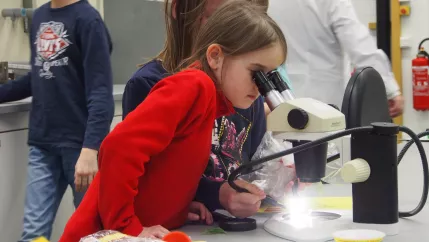 kinderuni_rheinbach_mikroskop_20160211_foto_m._flacke_p2110337.jpg (DE)