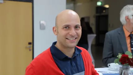 nico_hochgeschwender_portraet_2019_foto_juri_kuestenmacher.jpg (DE)