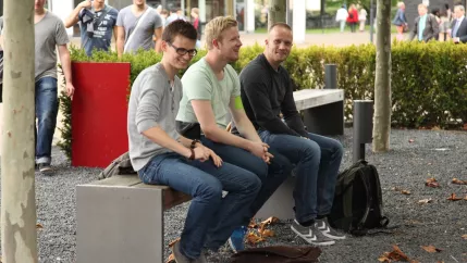 eroeffnung_akademisches_jahr_09-2014_studentengruppe_campus_foto_e._tritschler_3683.jpg (DE)