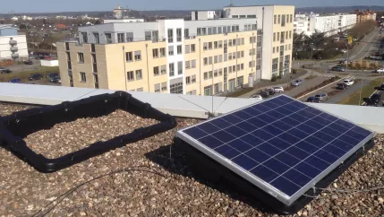 Kristalline Photovoltaik Anlage und Platz für ein amorphes Dünnschichtmodul. (DE)