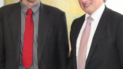 Professor Jakob Rhyner (li.) neu im Hochschulrat, Glüvkwünsche durch H-BRS-Präsident Hartmut Ihne(DE)