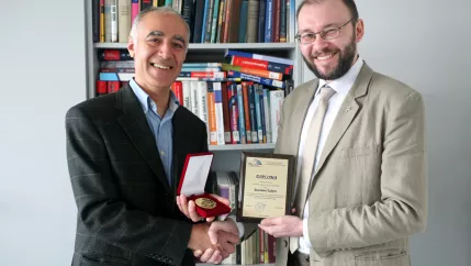 Roustiam-Chakirov-erhält-Ehrendoktor_FBEMT_20160426_StA_Foto-Flessing.jpg (DE)