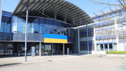 2022-03-04_led-wand_sankt_augustin_mit_friedensbotschaft_und_ukraine-farben_10-foto_martin_schulz.jpg (DE)