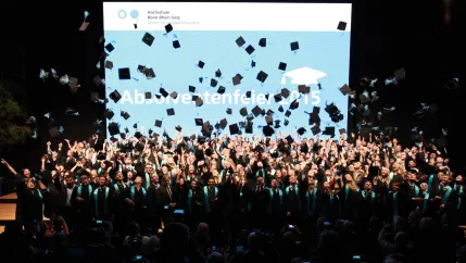 hütewerfen bei der absolventenfeier 20151024 foto_eva_tritschler_8505.jpg (DE)