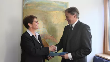 annegret_schnell_hartmut_ihne_ernennung_gleichstellungsbeauftragte_2009_foto_evatritschler.jpg (DE)