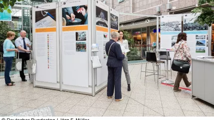 ausstellung_deutscher_bundestag_2015_copyright_joerg_f._mueller_deutscher_bundestag.jpg (DE)
