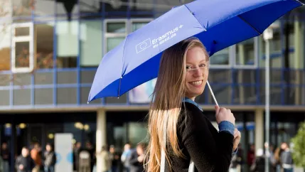 201711 Studentin Erasmus Regenschirm Foto Lichtenscheidt 68