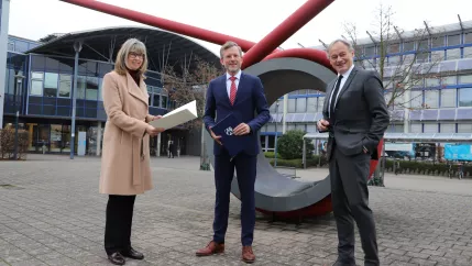 bescheid_2_millionen_fluthilfe_rheinbach_kanzlerin_fischer_staatssekretaer_guennewig_hochschulpraesident_ihne_17.12.2021foto_martin_schulz_h-brs.jpg (DE)
