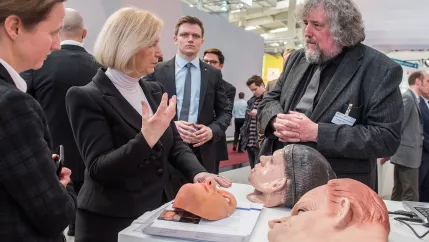 cebit_johanna_wanka_norbert_jung_fegeb_20160315_foto_bmbf_h._j._rickel.jpg (DE)