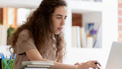 junge frau am laptop colourbox 40474540 (DE)