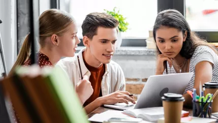 colourbox_40876408_studieninteressierte_lernen_recherche.jpg (DE)