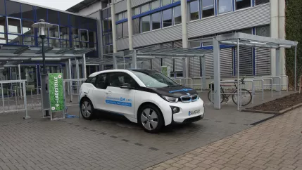 e-tankstelle_und_e-auto_in_sta_20160219_foto_e._tritschler_img_9769_cut.jpg (DE)