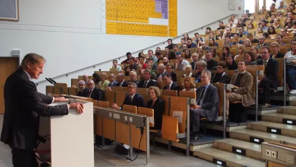 eroeffnung_akademisches_jahr_20160926_ihne_publikum_audimax_rhb_p9260211_y._weber.jpg (DE)