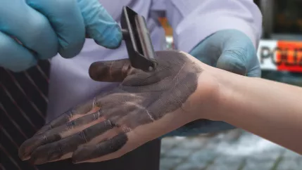 handabdruck forensik colourbox 36172497.jpg (DE)