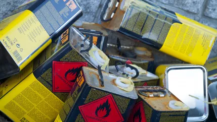 gefaehrlicher_abfall_klebstoffe_colourbox1208315.jpg (DE)