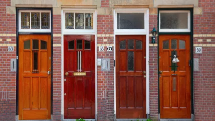 closed_doors_brick_wall_colourbox_6803173.jpg (DE)