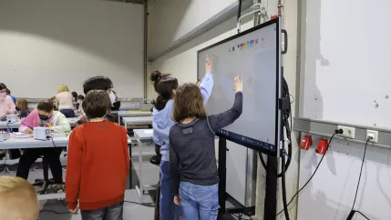 Schüler beim Elektro-Workshop in Rheinbach 2022  (DE)