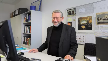 james_chamberlain_portraet_wissenswert_buero_08_04_2022_foto_pascal_kimmich.jpg (DE)