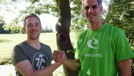 Das Foto zeigt Kevin Merken (links) von 11Spielmacher mit Hanno Lippitsch (Eversports). Pressefoto (DE)