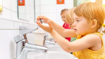 kind_am_waschbecken_kita_kindergarten_colourboxx_46829903.jpg (DE)