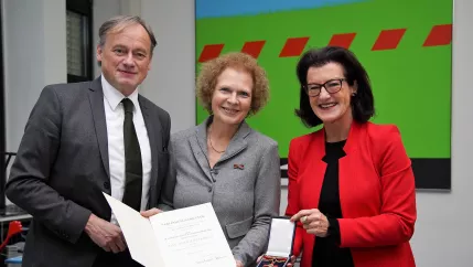 knauberdaubenbuechel_bdverdienstkreuzbande_teasercut_rp_walsken-gisela_ihne-hartmut_foto_bezirksregkoeln_05982.jpg (DE)