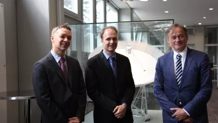 v.l.: Prof. Dr. Michael Kramer vom MPIfR, Prof. Dr. Bernd Klein, H-BRS-Präsident Prof. Dr. Hartmut Ihne(DE)