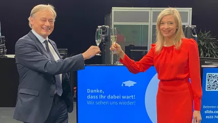 live_stream_absolventenfeier_hartmut_ihne_mit_sybille_schuett_1_2021-10-23.jpg (DE)