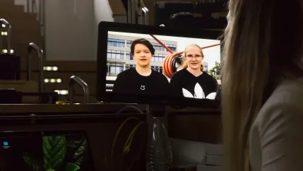 Mädchen Technik Videos Elly und Tonya.jpg (DE)