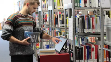 Bibliothek_Selbstverbucher_14_kl.jpg (DE)