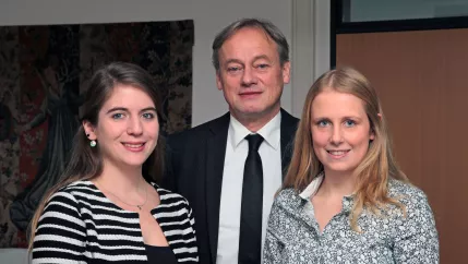 2017-12-06 Stupa-Antritt Vorsitzende Illmer-Johanna (re) Lemoch-Vanessa mit Präsident (DE)