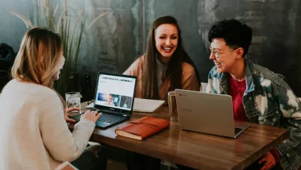 unsplash-fotograf-brooke-cagle-teamwork_frauen_lachen.jpg (DE)