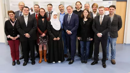 promotionsstipendienvergabe_gruppe_mit_praesident_ihne_20150318_sta_foto_e._tritschler_6068.jpg (DE)