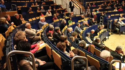 ringvorlesung_aeusserer_wohlstand_-_innere_armut_podiumsdiskussion_11-2014_foto_e._tritschlerimg_5220.jpg (DE)