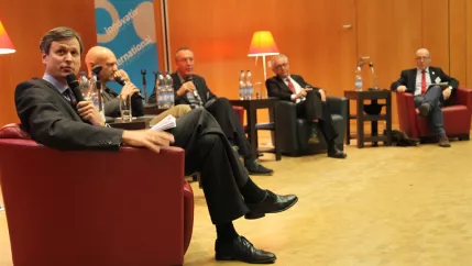 ringvorlesung_aeusserer_wohlstand_-_innere_armut_podiumsdiskussion_11-2014_foto_e._tritschlerimg_5224.jpg (DE)