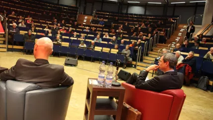 ringvorlesung_aeusserer_wohlstand_-_innere_armut_podiumsdiskussion_11-2014_foto_e._tritschlerimg_5231.jpg (DE)