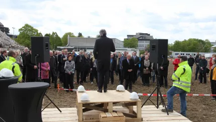 spatenstich_sta_neubau_20160429_foto_j._kuestenmacher_050.jpg (DE)